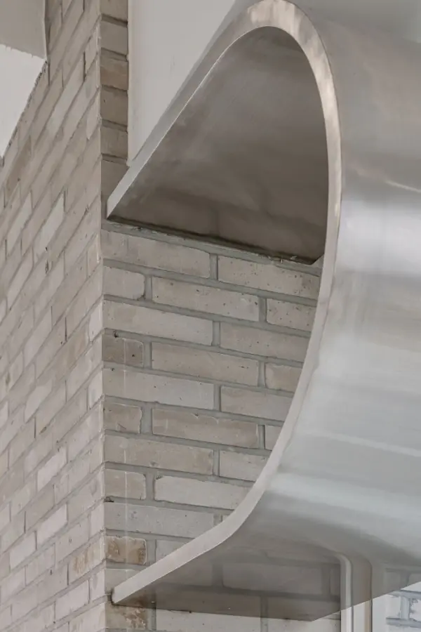 메탈 곡선과 브릭이 만나는 NFT 갤러리 디테일